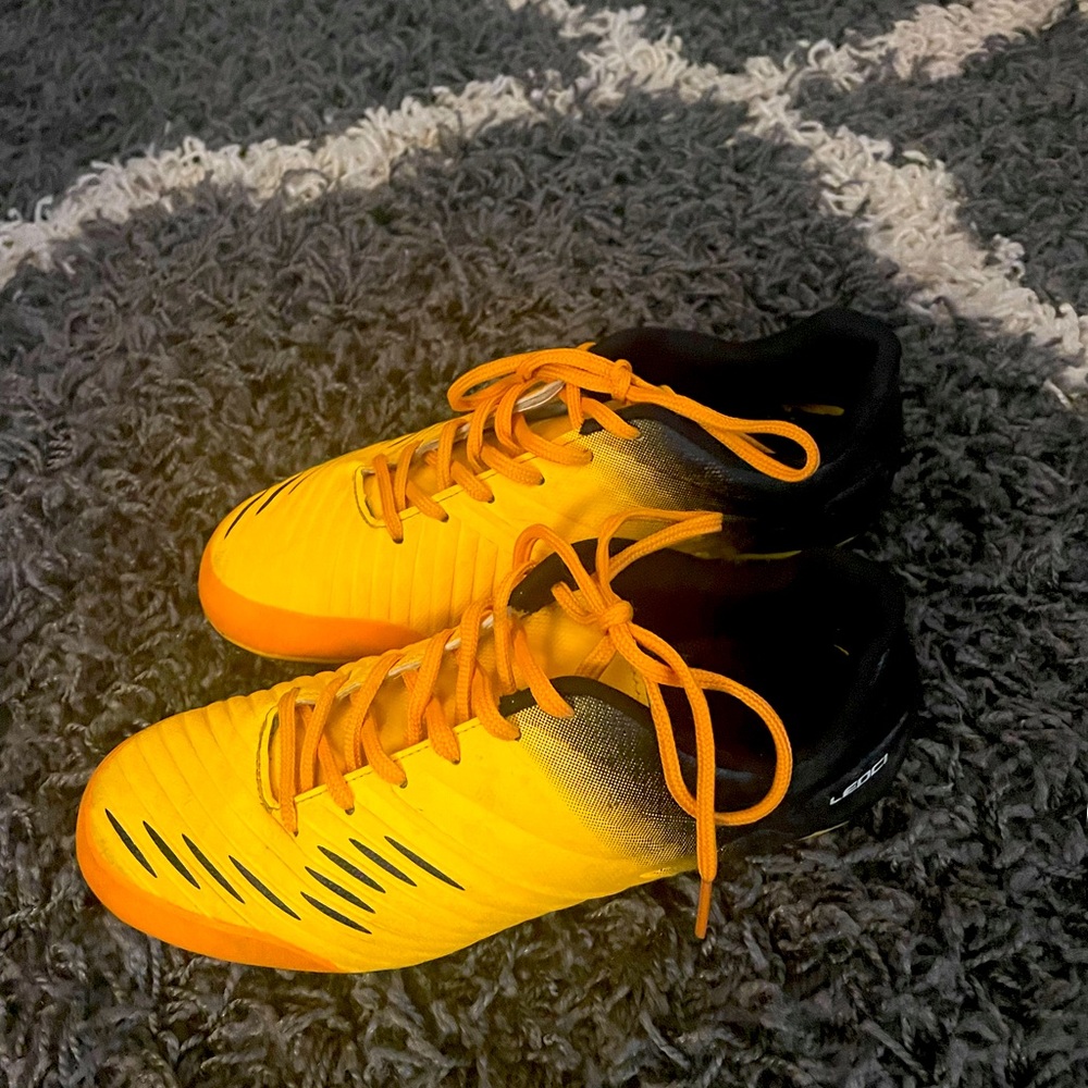 Leoci Youth Size 6 Soccer Cleats. Yellow and Black